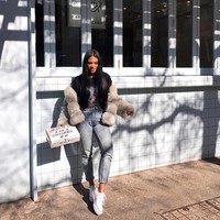 Itu dimaksudkan untuk mempromosikan sebuah restoran, bukan klub malam. Tidak ada yang bertentangan dengan gadis ini, tetapi saya tidak berpikir itu adalah citra yang tepat untuk sebuah restoran, kritik netizen. Foto: Instagram @karylle