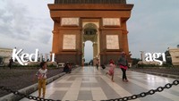 Monumen Simpang Lima (SLG) Kediri yang mirip dengan Arc de Triomphe di Paris jadi pilihan utama warga untuk menunggu waktu berbuka puasa. Antara Foto/Prasetia Fauzani.