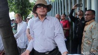 Meski hadir di depan gedung Bawaslu, Kivlan tak ikut berorasi saat demonstrasi.