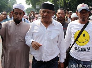 Penampakan Kivlan Zen dan Massa Pita Kuning Saat Bergerak ke Bawaslu