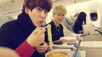 Mau restoran atau di pesawat, Kyuhyun tetap konsisten memilih mie sebagai menu makanan kesukaannya. Wah terlihat enak ya! Foto: Istimewa