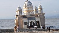 Ada juga warga yang menunggu waktu berbuka puasa dengan mengunjungi sejumlah tempat bekas terdampak bencana gempa dan tsunami di Pantai Teluk Palu. Salah satunya adalah Masjid terapung ini. Antara Foto/Mohamad Hamzah.