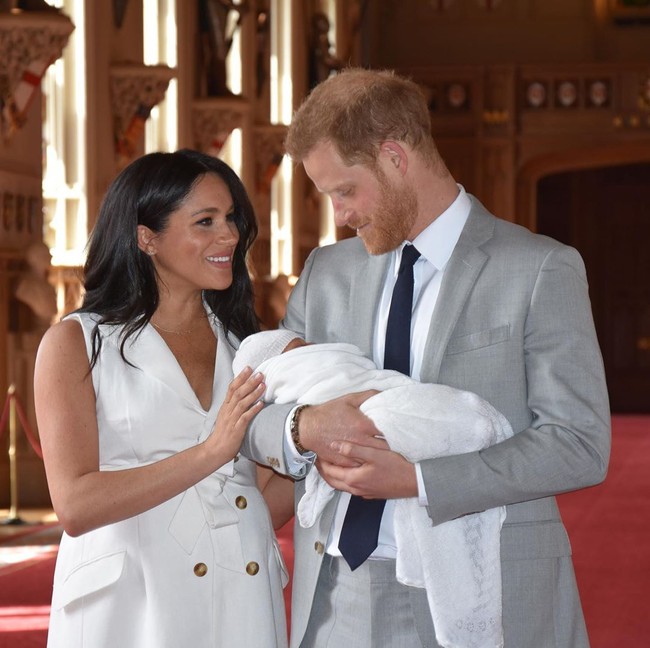 Lahiran putra pertama mereka, Archie Harrison Mountbatten-Windsor juga jadi sensasi. Rumah sakit St. Mary dengan ruangan Lindo Wing menjadi tempat lahirnya generasi-generasi baru kerajaan. Namun Meghan memilih untuk melahirkan di rumah sakit ibu dan anak The Portland di London. Pada penampilan perdana keluarga kecil di Istana Windsor, tampak Pangeran Harry yang menggendong bayi Archie. Dari turun-temurun di penampilan perdana keluarga kerajaan setelah melahirkan, biasanya pihak istri yang menggendong bayi mereka. Tampak jelas Pangeran Harry dan Meghan Markle menganut feminisme yang kuat.  Foto: Instagram @theroyalfamily