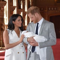 Lahiran putra pertama mereka, Archie Harrison Mountbatten-Windsor juga jadi sensasi. Rumah sakit St. Mary dengan ruangan Lindo Wing menjadi tempat lahirnya generasi-generasi baru kerajaan. Namun Meghan memilih untuk melahirkan di rumah sakit ibu dan anak The Portland di London. Pada penampilan perdana keluarga kecil di Istana Windsor, tampak Pangeran Harry yang menggendong bayi Archie. Dari turun-temurun di penampilan perdana keluarga kerajaan setelah melahirkan, biasanya pihak istri yang menggendong bayi mereka. Tampak jelas Pangeran Harry dan Meghan Markle menganut feminisme yang kuat.  Foto: Instagram @theroyalfamily