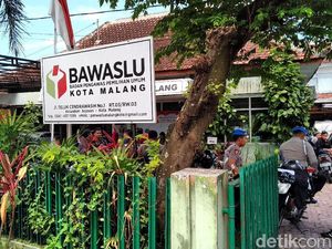 Warga Malang Serahkan Uang Serangan Fajar ke Bawaslu