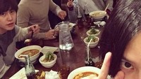 Nah kali ini Kyuhyun ditemani Siwon, Leeteuk, Eunhyuk, dan Heechul untuk makan malam dengan menu ramen yang spesial. Lengkap ditemani minuman bersoda yang dingin. Foto: Istimewa