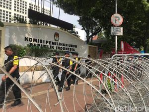 Video Aksi 3 Kelompok di KPU Jelang Pengumuman Hasil Pemilu