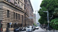 Lalu di balik jalan Zhongshan terdapat juga banyak pusat pertokoan. 