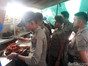 Satpol PP Razia Warung Nasi Bandel di Padang, Makanan-Kompor Disita