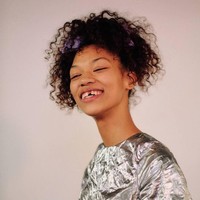 Symone mendapat dukungan dari internet yang membelanya karena terlihat percaya diri dengan gigi ompong. Orang-orang di dunia maya menganggap ia sebagai inspirasi karena memiliki kepercayaan diri yang besar. Foto: Instagram @symone_lu