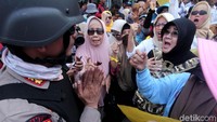 Sejumlah petugas bersiaga di depan gedung Bawaslu. Massa pun sempat memaksa polisi untuk masuk ke gedung Bawaslu.