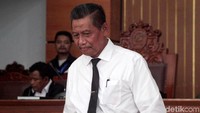 Salah satu saksi yang dihadirkan oleh pihak Ratna Sarumpaet memasuki ruang sidang.
