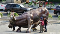 Di Jalan Zhongshan juga terdapat patung banteng yang menjadi simbol Bursa Efek Shanghai. Meskipun gedungnya tidak terletak di jalan ini.