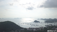 Sebelum bermalam di kapal, para wisatawan akan diajak menikmati matahari terbenam di Pulau Kalong untuk menyaksikan jutaan kalong (kelelawar) beterbangan dari sarangnya (Muhammad Zaky Fauzi Azhar/detikcom)