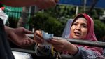Senyum Cerah Warga Belanja Sembako di Pasar Murah Ramadhan
