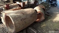 Pihaknya mengakui kesulitan untuk mendapatkan kayu berukuran besar dari wilayah Magelang. Untuk itu, bahan beduk berupa pohon Sengon, Albasia dan Munggur didatangkan dari Purworejo, Semarang dan Temanggung.