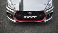 Ekstrior Swift edisi spesial ini juga menampilkan aksen merah di grille. Foto: Dok. Suzuki