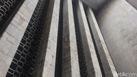 Termasuk sejumlah stainless steel yang menjadi dekorasi masjid juga akan dibuat kinclong kembali. (Isfari Hikmat/detikcom)