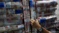 Karyawan sedang memeriksa pasokan uang di Cash Pooling Bank Mandiri, Jakarta, Kamis (9/5/2019). 