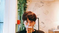 Meski sudah berusia 31 tahun, Kyuhyun tetap imut dan manis lho. Ini posenya saat menikmati bir dingin yang segar disela-sela waktu luangnya. Foto: Istimewa