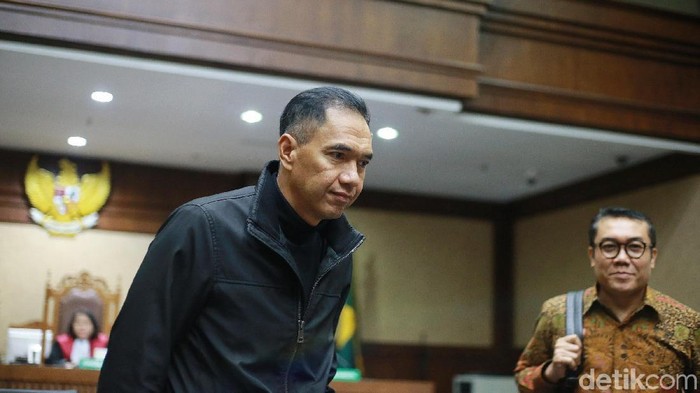 Menteri Perdagangan tahun 2011-2014, Gita Wirjawan (jaket hitam) dan mantan Direktur Keuangan PT Pertamina, Frederick ST Siahaan memberi kesaksian pada sidang korupsi untuk terdakwa Karen Agustiawan, di Pengadilan Tipikor, Jakarta, Kamis (9/5/2019).