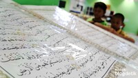 Alquran raksasa tersebut dibuat oleh santri dari pesantren di Wonosobo. 