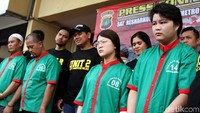 Begini tampang empat pelaku penyelundupan sabu yang behasil ditangkap Satuan Reserse Narkoba Polres Metro Jakarta Barat.