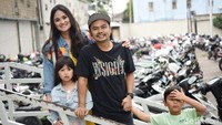 Para hari itu nampak Ayu beserta dua anaknya datang ke studio Brownis untuk memberikan kejutan pada Wendy. Pool/Noel/detikFoto.