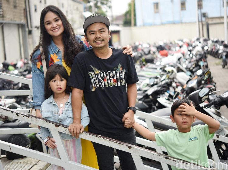 Tawa Bahagia Wendy Cagur Usai Dapat Kejutan dari Keluarga