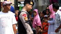 Penampakan sejumlah warga yang penasaran saat Tim Densus melakukan oleh TKP.