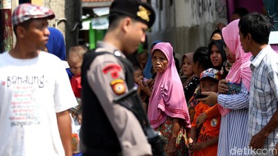 Warga Menyemut di Lokasi Bom Toko HP Bekasi