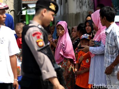Warga Menyemut di Lokasi Bom Toko HP Bekasi