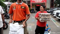 Beragam bahan makanan pokok dijual dengan harga yang terjangkau di pasar murah Ramadhan.