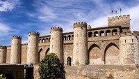 Selanjutnya ada Istana Aljaferia yang didirikan di Zaragoza, Spanyol, pada pertengahan abad ke-11. Nama istana ini diambil dari nama pendirinya, Abu Jafar Ahmad bin Sulaiman. Istana ini memiliki bentuk segi empat tak teratur dengan pintu utama berbentuk tapal kuda. Bagian dalam istana ini dirancang oleh Mudejar, sebutan bagi Muslim Spanyol yang berasal dari Toledo. Dok. Wikipedia/Turol Jones, un artista de cojones.