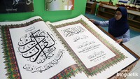 Alquran raksasa itu memiliki ukuran yang tidak biasa alias sangat besar, yakni 100 cm x 50 cm. 