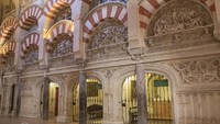 Karena fungsinya yang pernah menjadi masjid dan gereja Katolik, nama resmi bangunan ini adalah Masjid-Katedral Cordoba. (Dok. www.artencordoba.com)