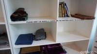 Berbagai alat perlengkapan salat dari sarung hingga Al Quran pun tersedia (Afif Farhan/detikTravel)