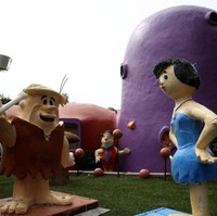 Terdapat pula patung tokoh utama serial kartun yang rilis pada 1960-an itu, Fred Flintstone, yang khas dengan seruannya Yabba Dabba Doo. Foto: Justin Sullivan/Getty Images