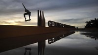 Komunitas Skateboard di Padang, memanfaatkan waktu menjelang berbuka puasa untuk berlatih atau sekadar bermain skateboard di pelataran Gedung Kebudayaan Sumatera Barat. Meski belum memiliki skatepark yang representatif mereka tetap antusias bermain skateboard di lokasi itu. Antara Foto/Iggoy el Fitra.