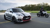 Di balik kapnya, Suzuki Swift Sport Katana menggendong mesin berkode K14C dengan kapasitas 1.400 cc turbo empat silinder. Mesin tersebut mampu memuntahkan tenaga hingga 140 PS pada 5.500 rpm dengan torsi maksimal 2.500 sampai 3.500 rpm. Foto: Dok. Suzuki 