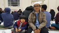 Penulis saat berbuka puasa di Masjid Markaz Quba di 21 Tichborne Street, Leicester. Masjid ini menjadi tempat umat muslim di Leicester berkumpul dan berbuka puasa bersama. Ada banyak kegiatan seperti kajian Islam, tilawah bersama, sampai itikaf dan qiyamul lail. (Budi Waluyo/Istimewa)