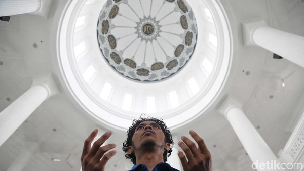 Sejarahnya, Masjid Ramlie Musofa ini dibangun oleh seorang mualaf yang berdarah Tionghoa. Masjid dibangun pada tahun 2011, dan diresmikan pada 15 Mei 2016 silam (Pradita Utama/detikcom) Sejarahnya, Masjid Ramlie Musofa ini dibangun oleh seorang mualaf yang berdarah Tionghoa. Masjid dibangun pada tahun 2011, dan diresmikan pada 15 Mei 2016 silam (Pradita Utama/detikcom)