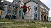 Aktivitas mereka juga cukup menguras energi sambil melompat ke sana-sini saat bidikan kamera tertuju padanya.