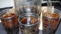 Coba tebak kolak apa yang ada sodanya? Ya! Koka Kolak. Foto: Instagram tebaktabakin