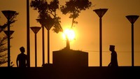 Melihat cantiknya matahari terbenam di Anjungan Pantai Losari Makassar juga jadi pilihan menarik untuk menunggu waktu berbuka puasa. Antara Foto/Abriawan Abhe.