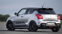 Melekat pada mesin yaitu sistem knalpot sport dari Remus yang terbuat dari stainless steel ringan dan krom hitam di ujung knalpot. Untuk mendukung handling, terdapat strut bar dari Cusco Power Brace dan suspensi sport HKS Hipermax MAX IV GT. Foto: Dok. Suzuki