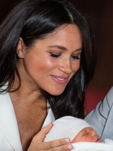 Kalung Meghan Markle di Foto Perdana Usai Melahirkan Punya Makna Spesial