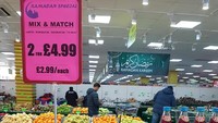 Untuk kebutuhan makanan halal itu bukan masalah. Di Leicester ada supermarket bahan makanan halal. Tampak warga Muslim berbelanja di sana (Budi Waluyo/Istimewa)