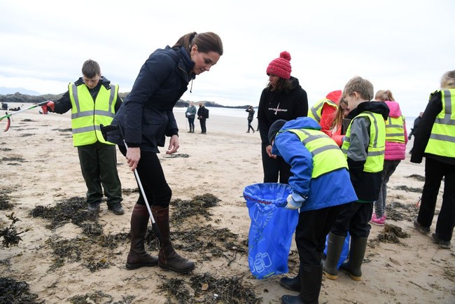 Kali ini, penampilannya sedikit berubah. Kate menukar blazer merah tersebut dengan jaket parka. Untuk alas kaki, ia mengandalkan boots coklat beraksen sabuk. Tetap stylish! Foto: Getty Images