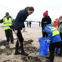 Kali ini, penampilannya sedikit berubah. Kate menukar blazer merah tersebut dengan jaket parka. Untuk alas kaki, ia mengandalkan boots coklat beraksen sabuk. Tetap stylish! Foto: Getty Images